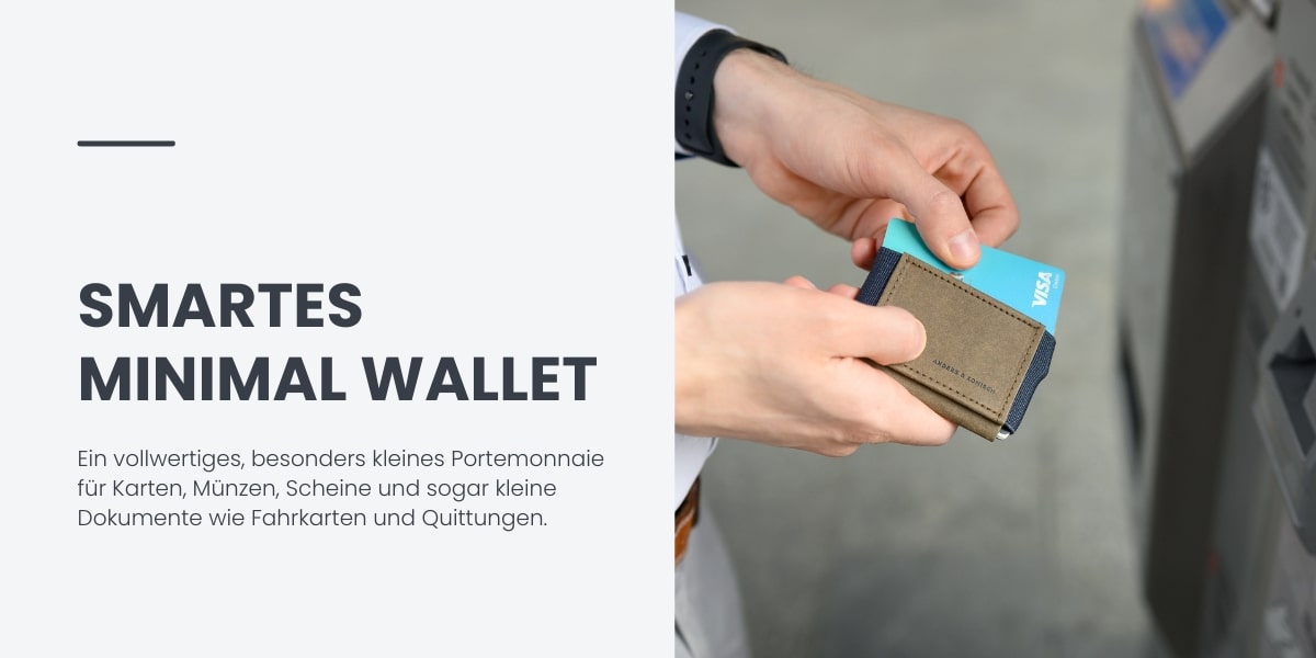A&K MINI Portemonnaie in Braun/Grau vor einem Automaten mit der Bankkarte in der Hand